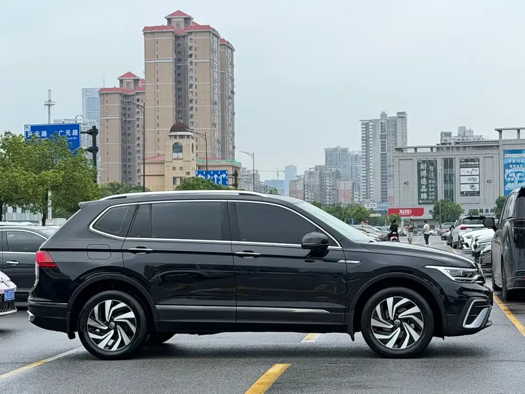 Volkswagen Tiguan L — фото 6