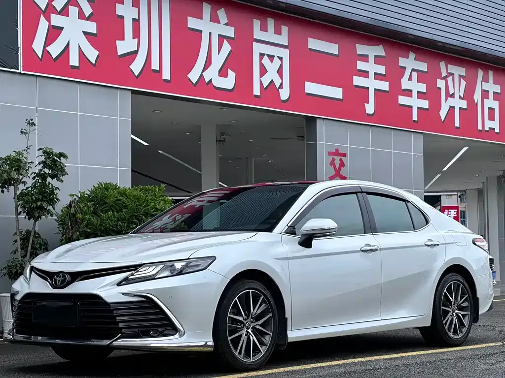 Toyota Camry — фото 1