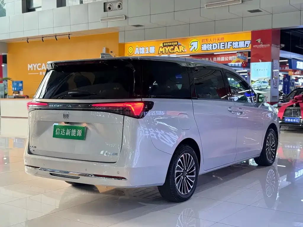 Buick GL8 Hybrid — фото 2