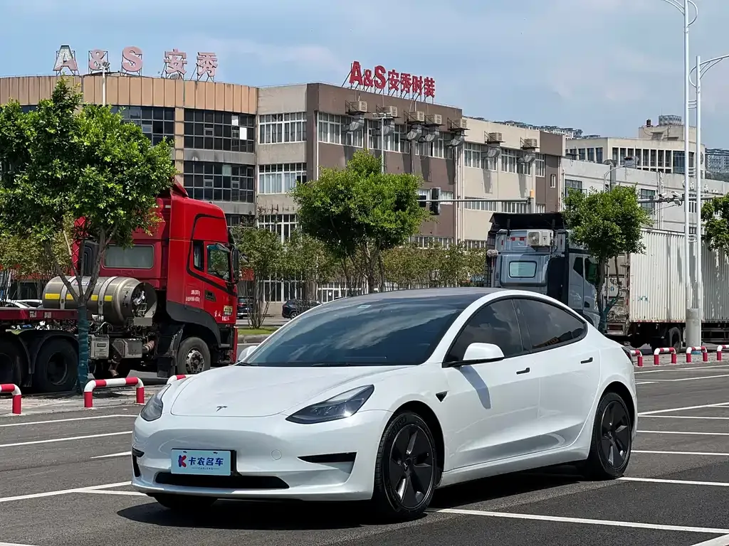 Tesla Model 3 — фото 1