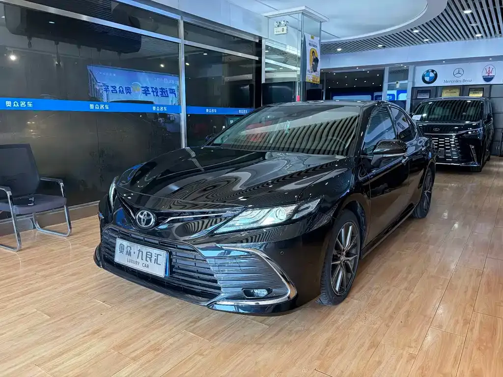 Toyota Camry — фото 1