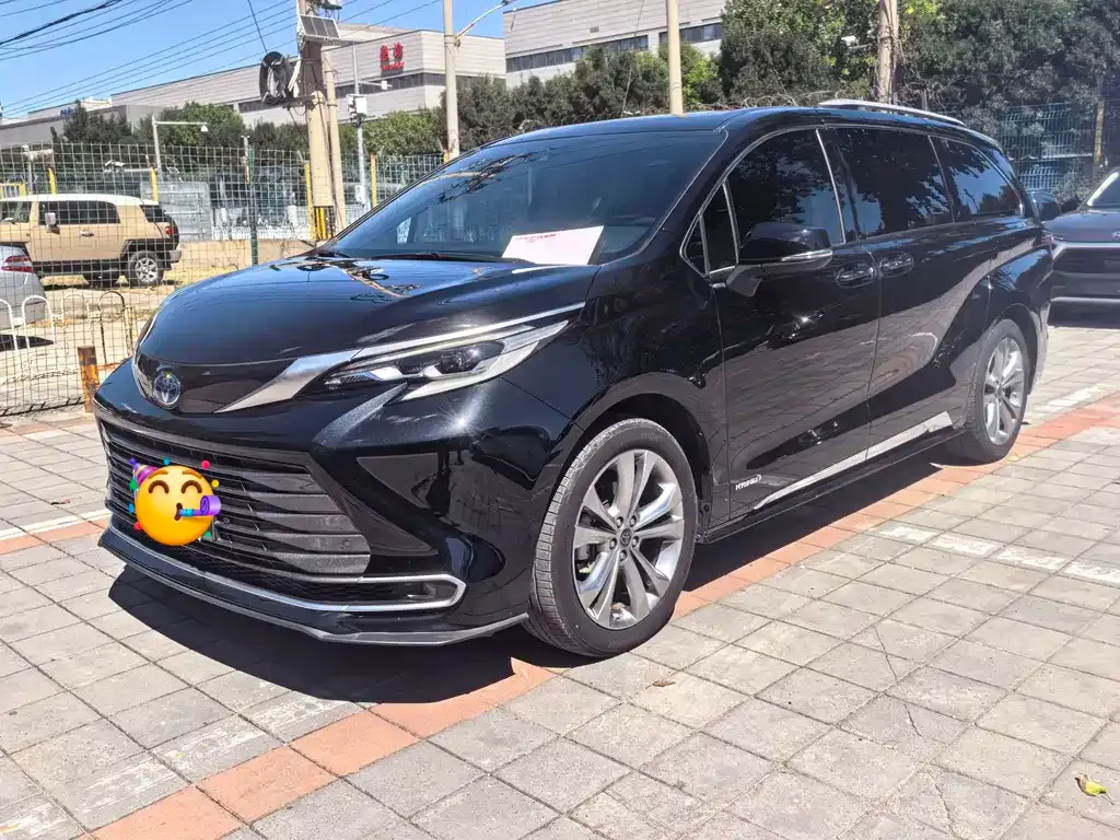 Toyota Sienna — фото 1