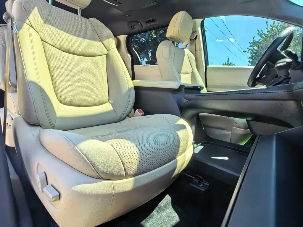 Toyota Sienna — фото 4
