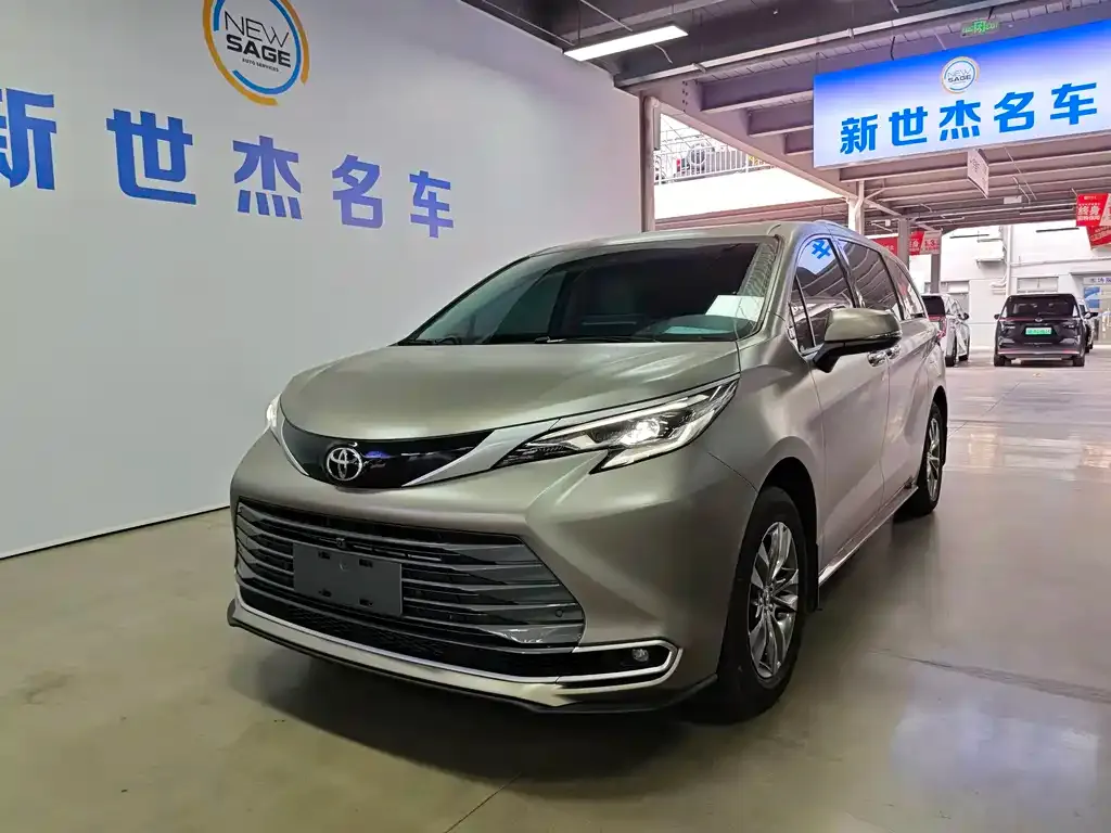 Toyota Sienna — фото 1