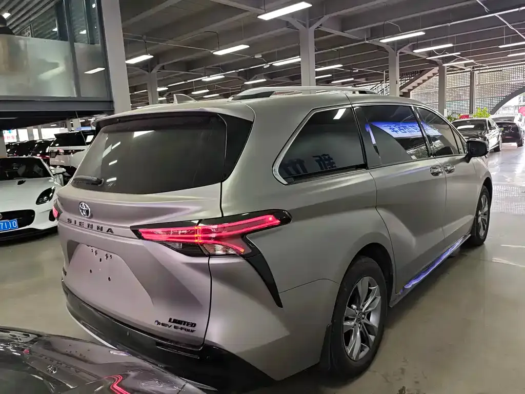 Toyota Sienna — фото 10