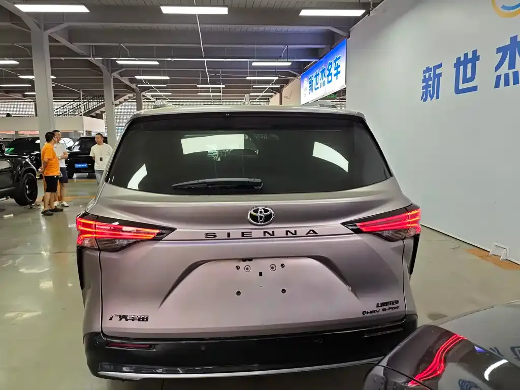 Toyota Sienna — фото 3