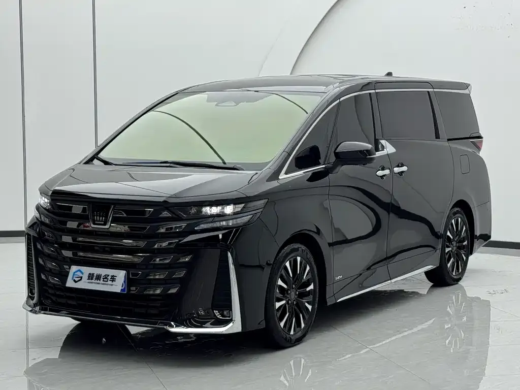 Toyota Vellfire — фото 1