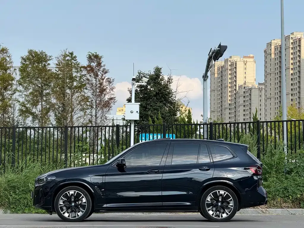 BMW iX3 — фото 10