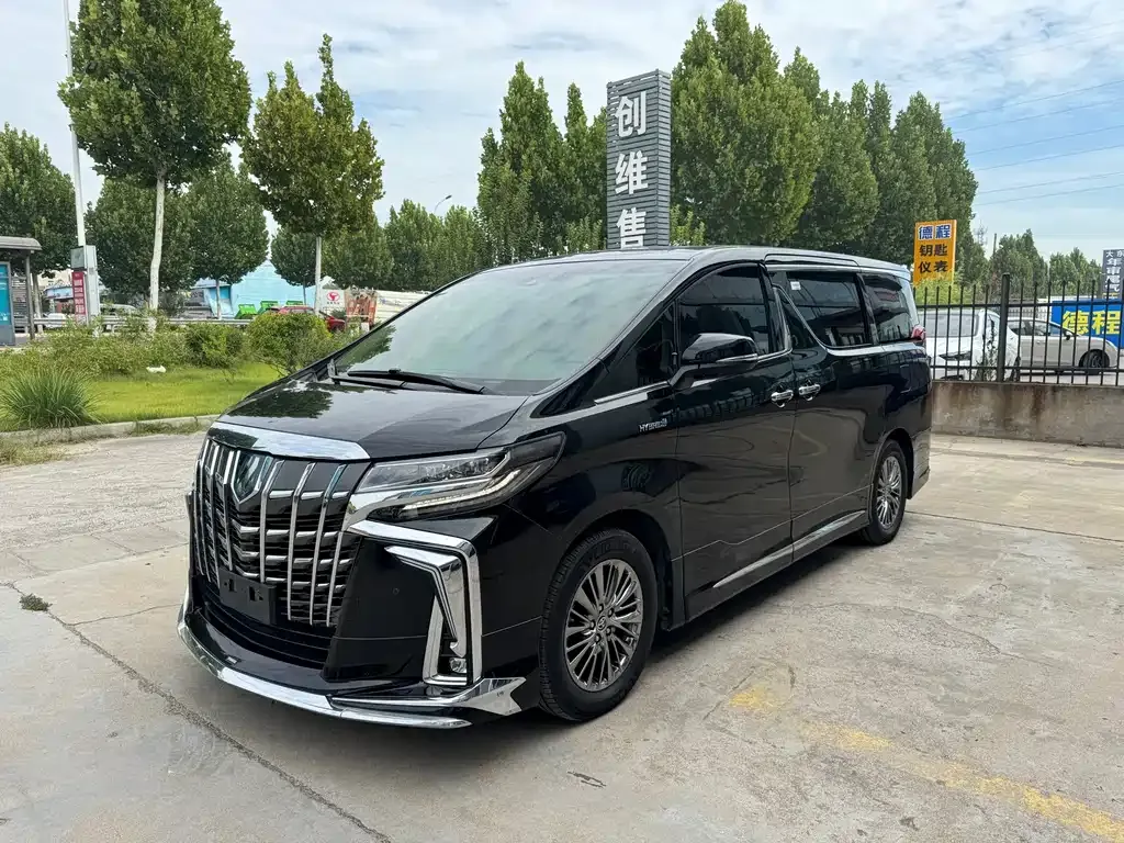 Toyota Alphard — фото 1