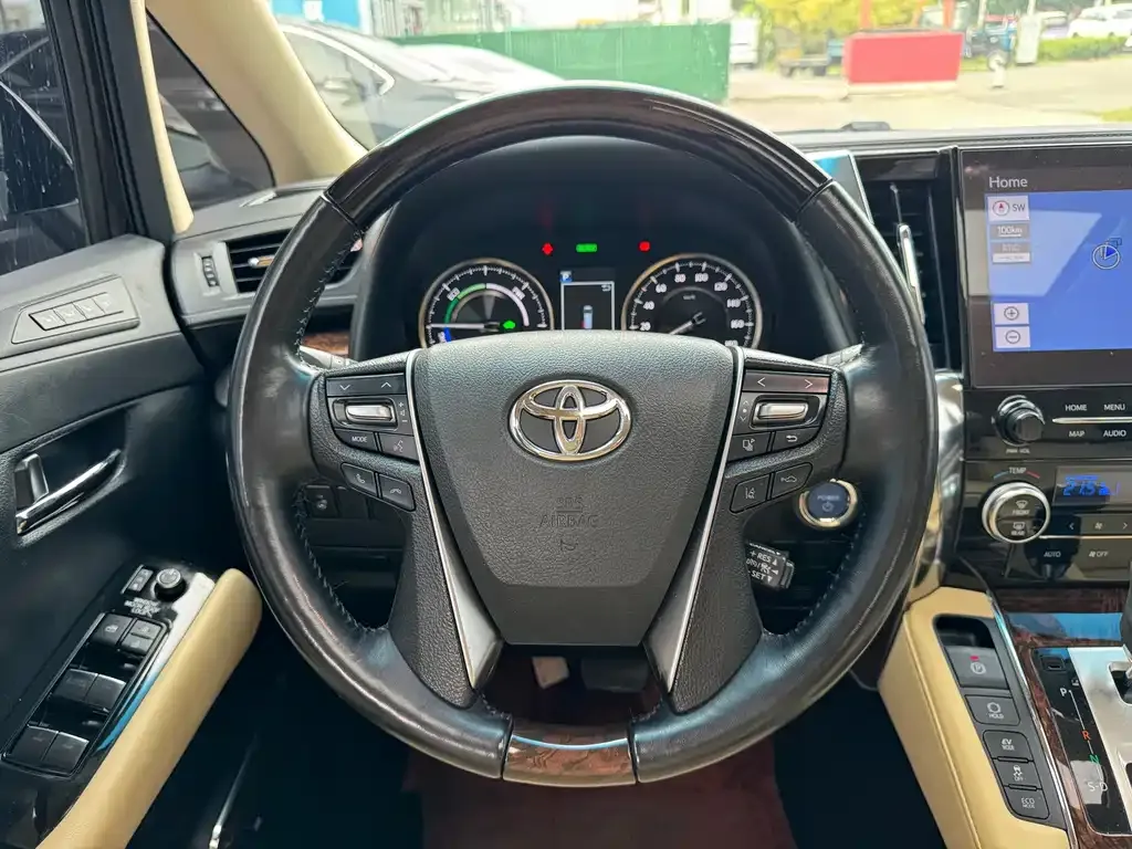 Toyota Alphard — фото 7