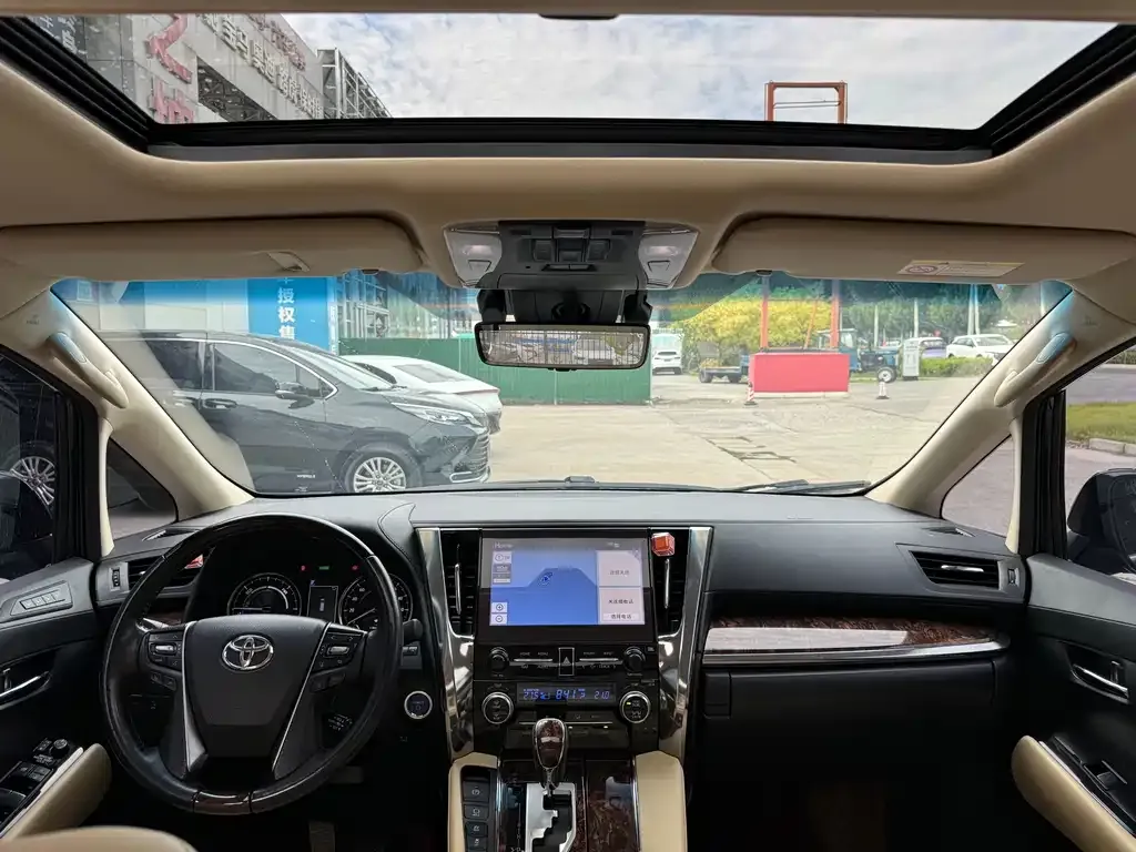 Toyota Alphard — фото 2