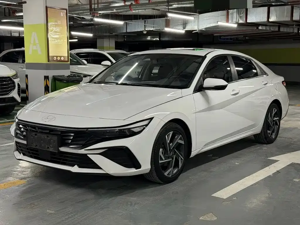 Hyundai Elantra — фото 1