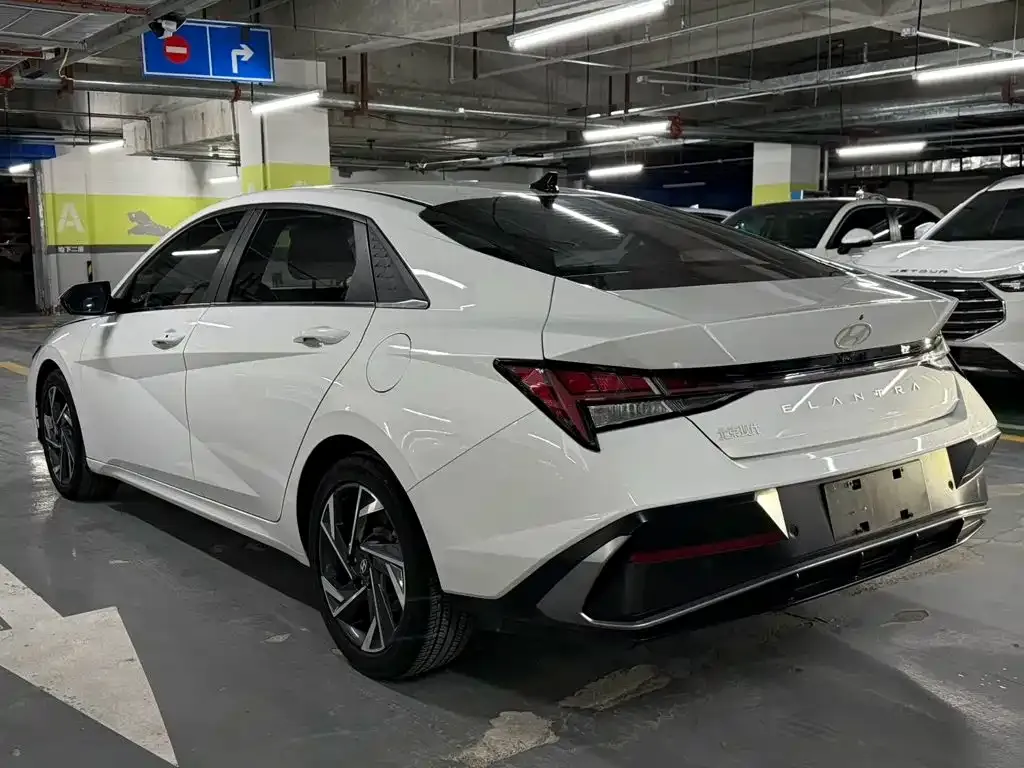 Hyundai Elantra — фото 7