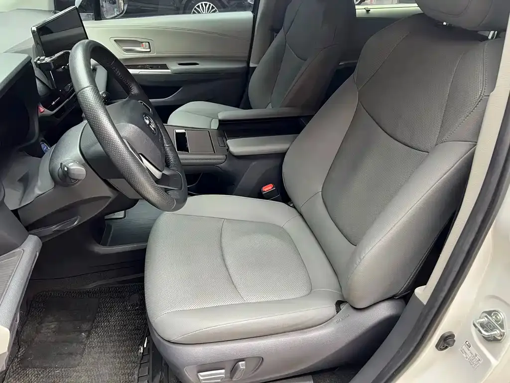 Toyota Granvia — фото 8