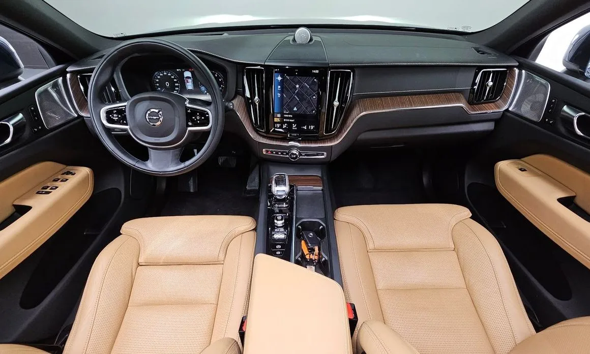 Volvo XC60 — фото 8