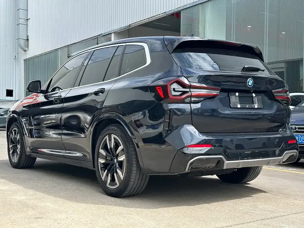 BMW iX3 — фото 9