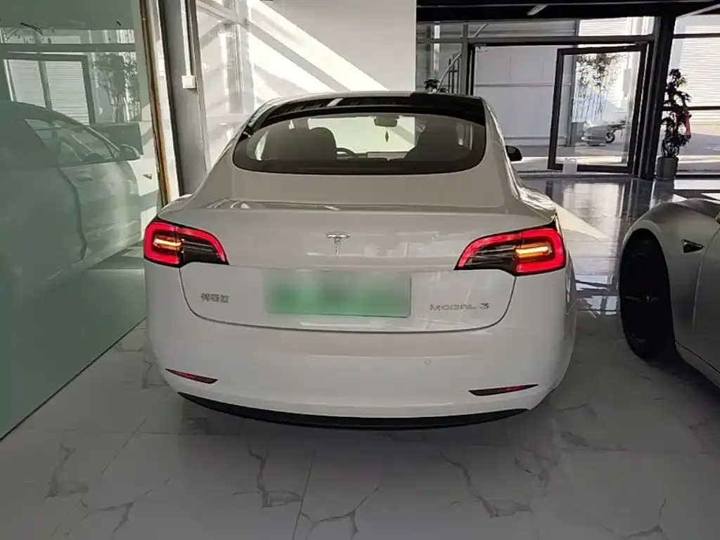 Tesla Model 3 — фото 2