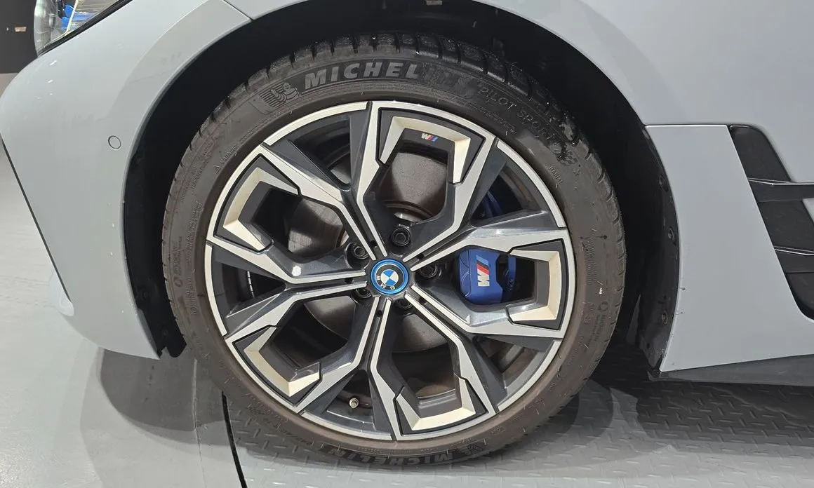 BMW i4 — фото 9