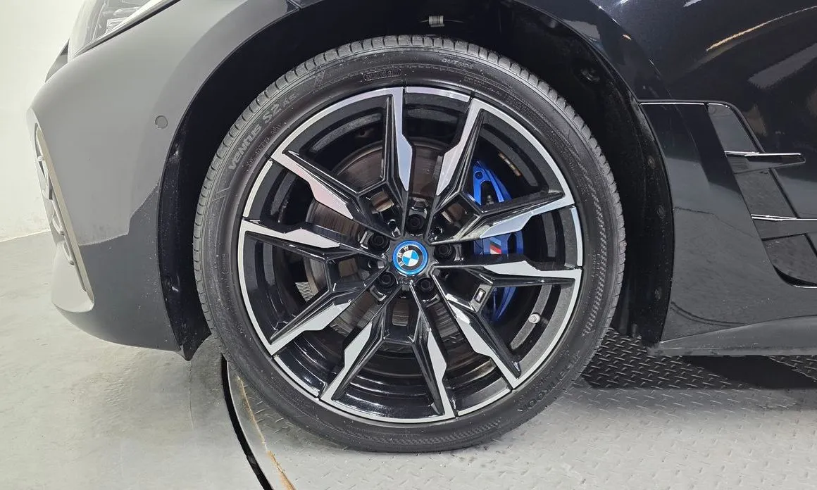 BMW i4 — фото 9