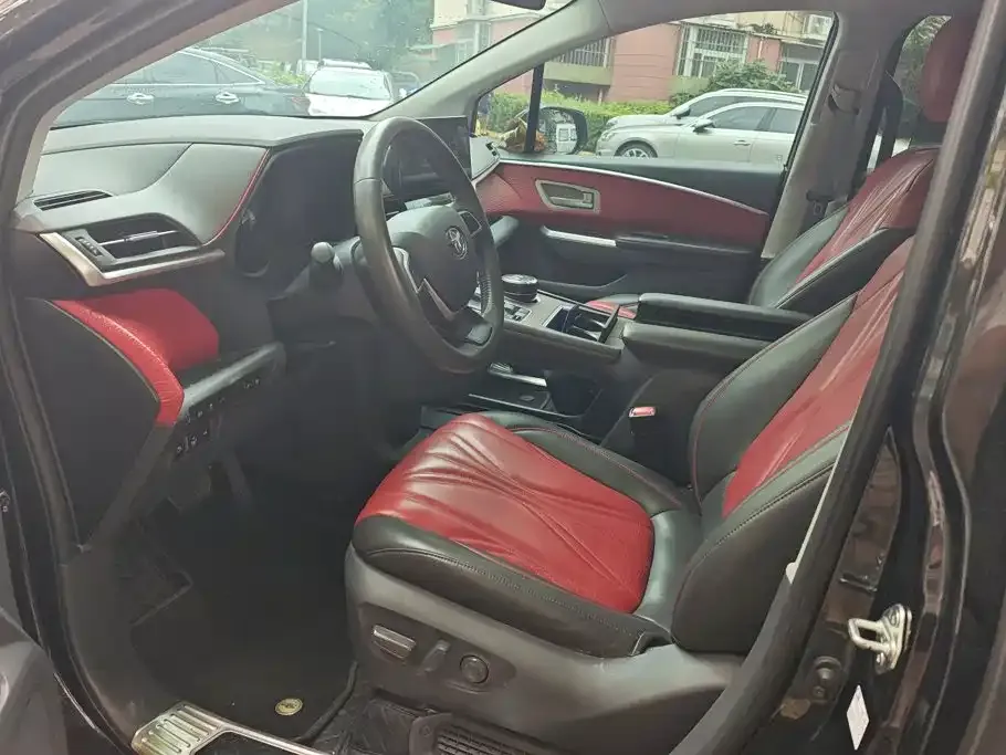 Toyota Granvia — фото 6