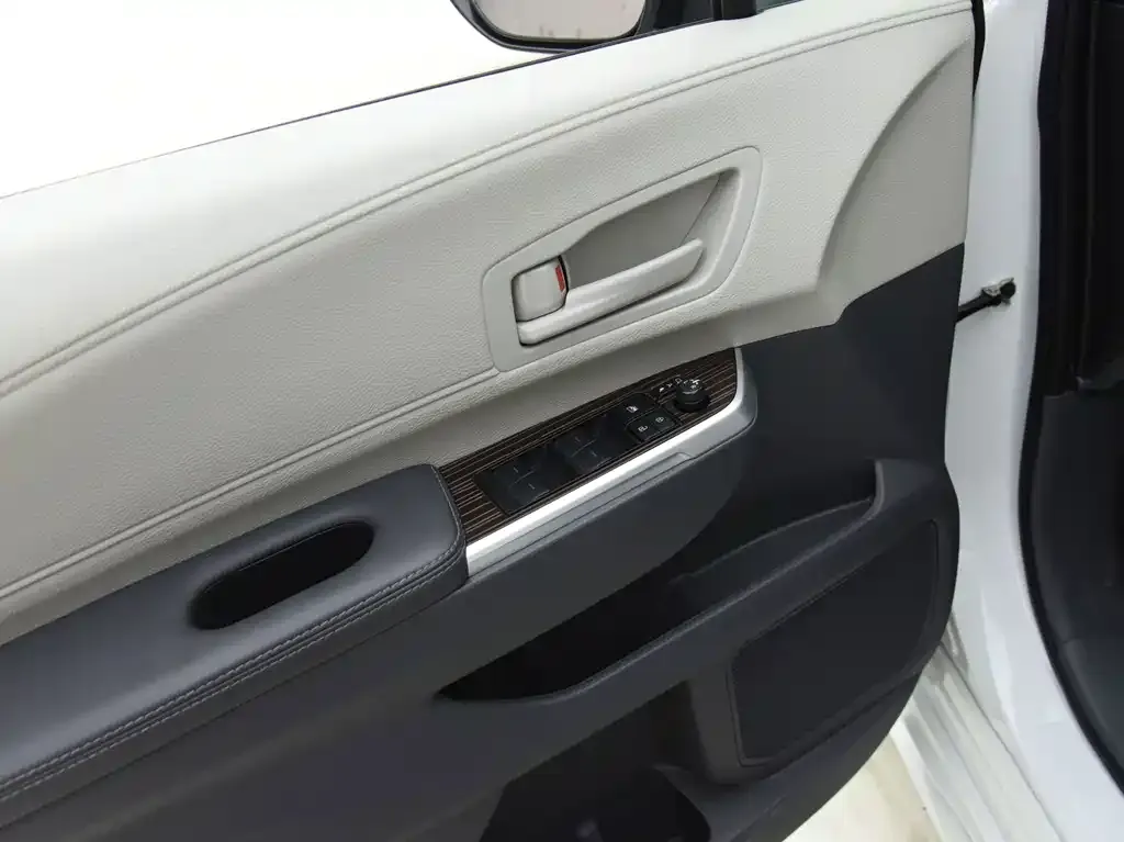 Toyota Sienna — фото 10