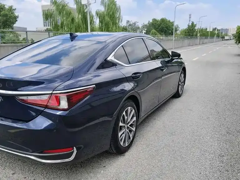Lexus ES — фото 8