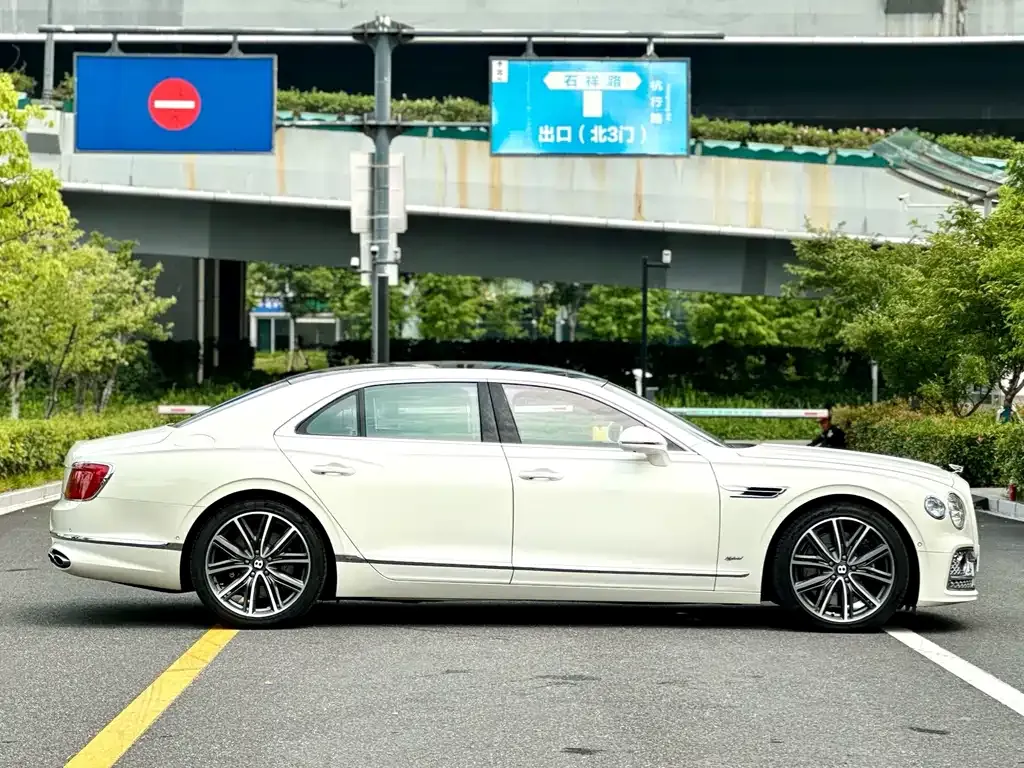 Bentley Flying Spur PHEV — фото 10