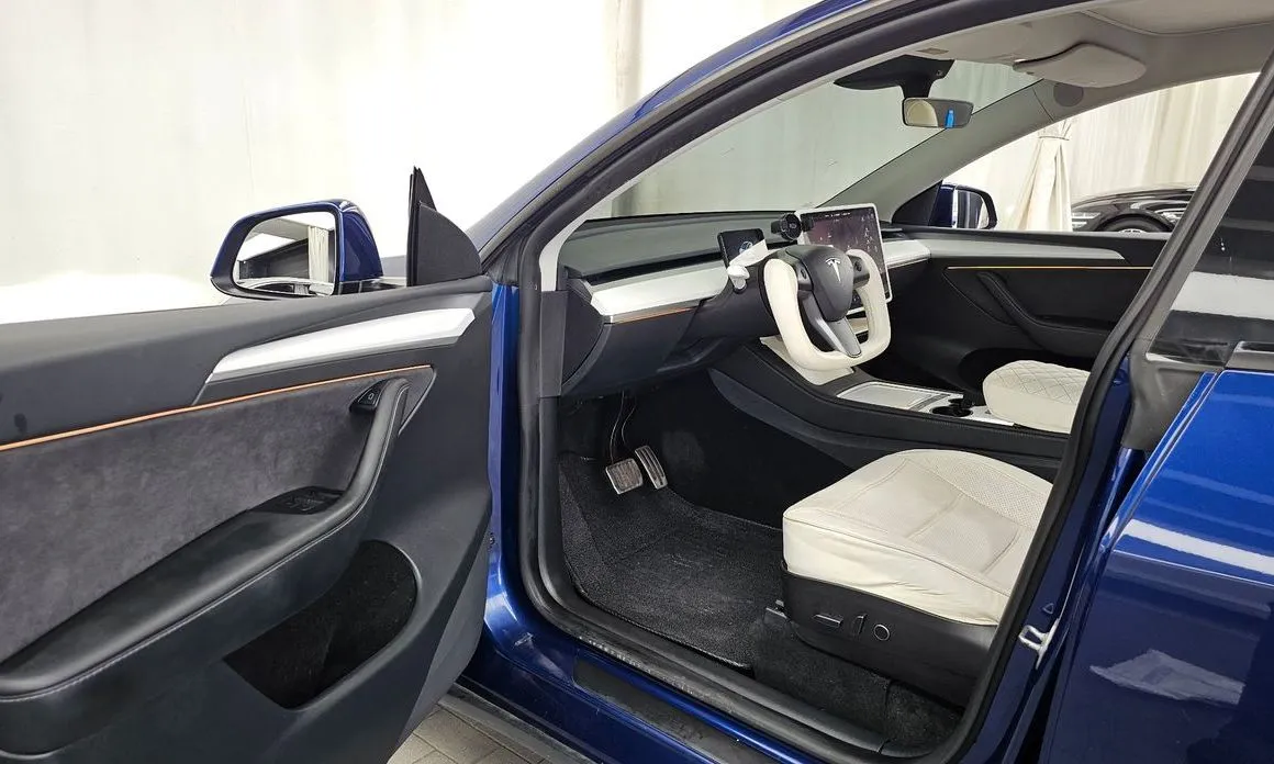 Tesla Model Y — фото 10