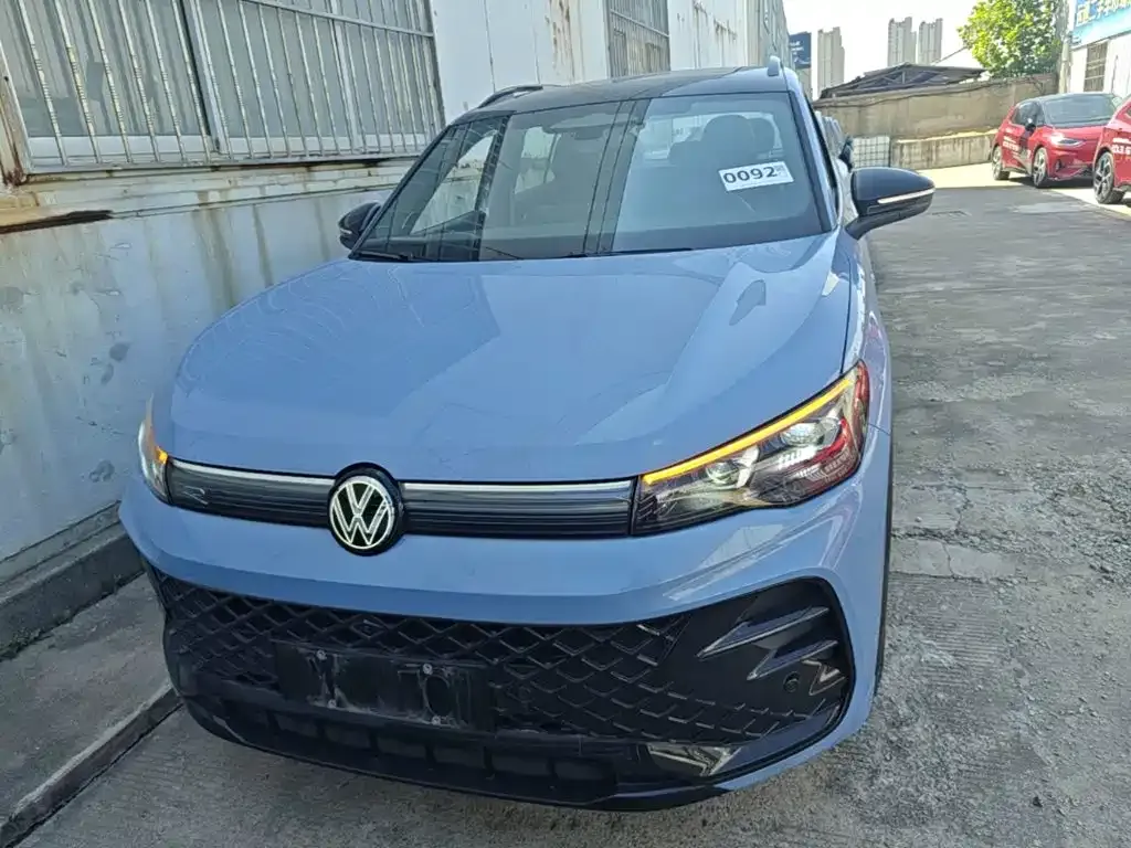 Volkswagen Tiguan L — фото 8