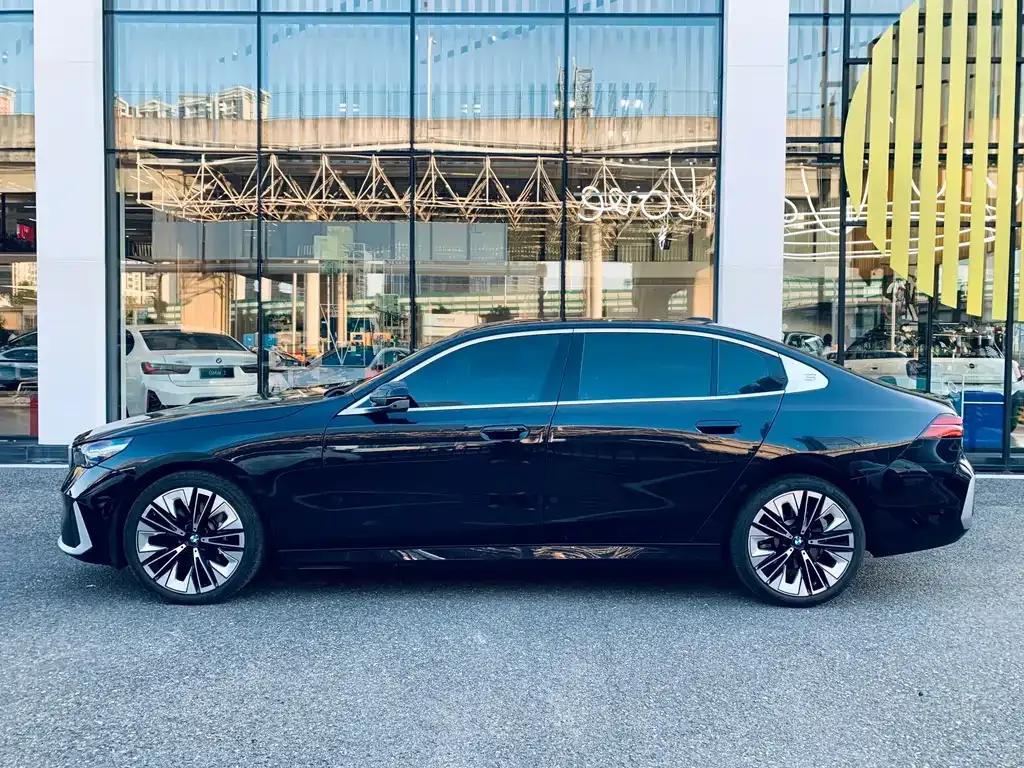 BMW 5 Series — фото 9