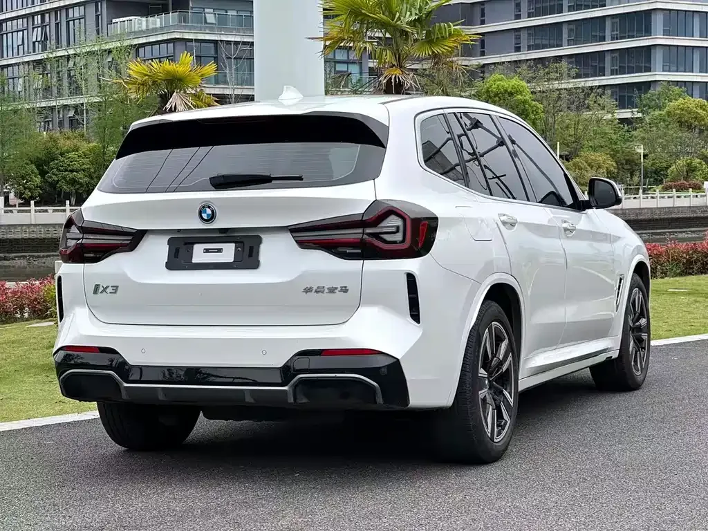 BMW iX3 — фото 9