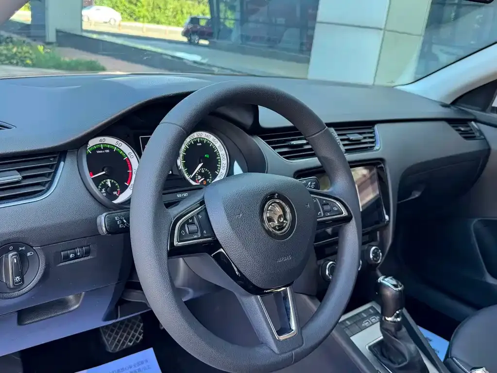 Skoda Octavia — фото 2