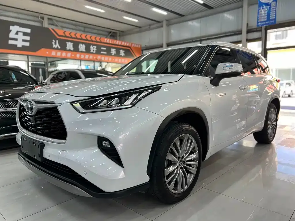 Toyota Highlander — фото 1