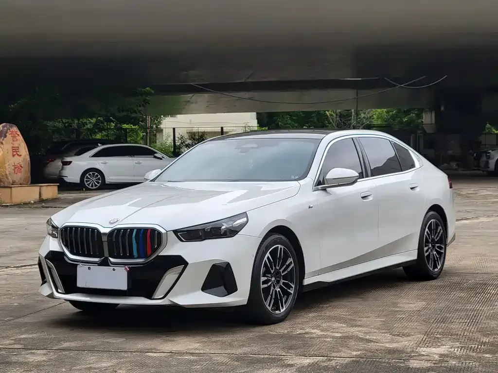 BMW 5 Series — фото 1