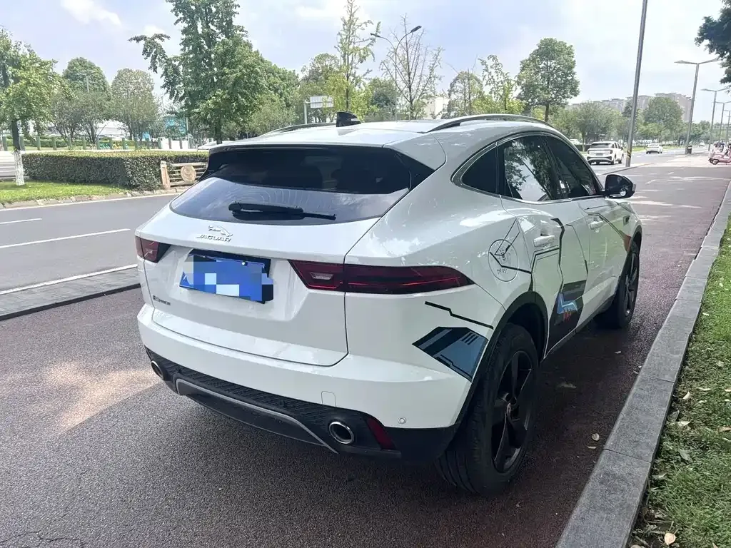 Jaguar E-PACE — фото 8