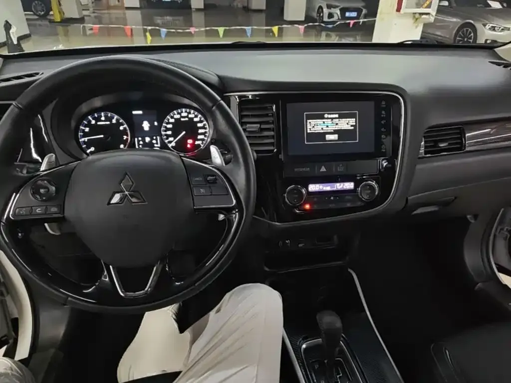 Mitsubishi Outlander — фото 7