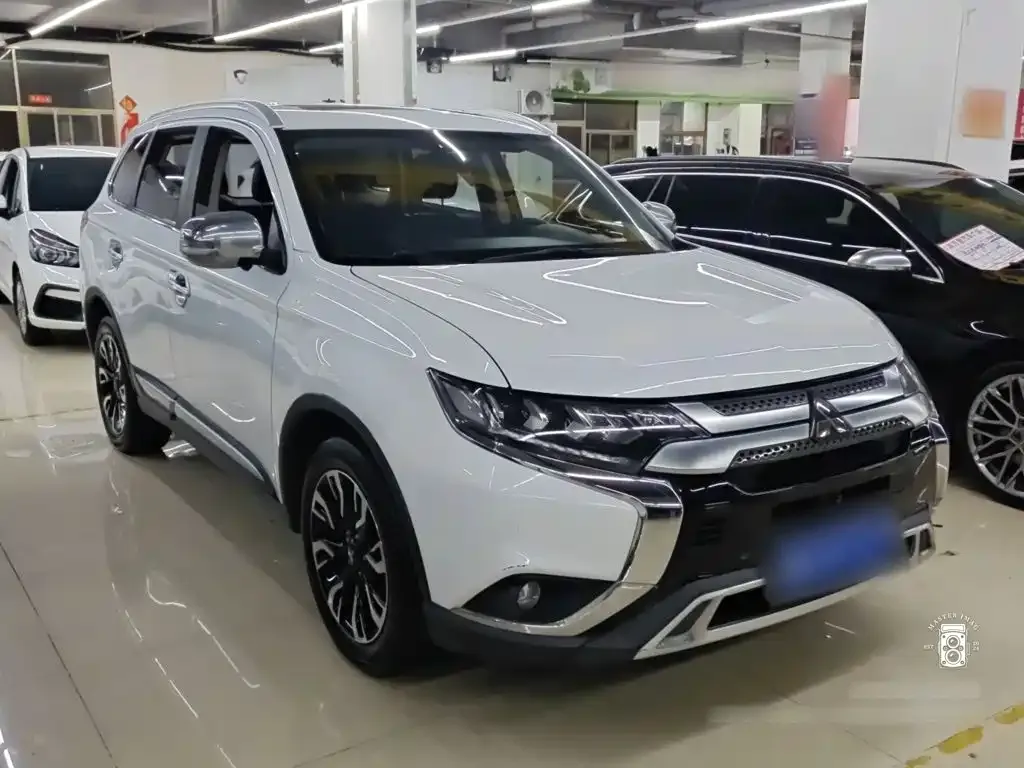 Mitsubishi Outlander — фото 10