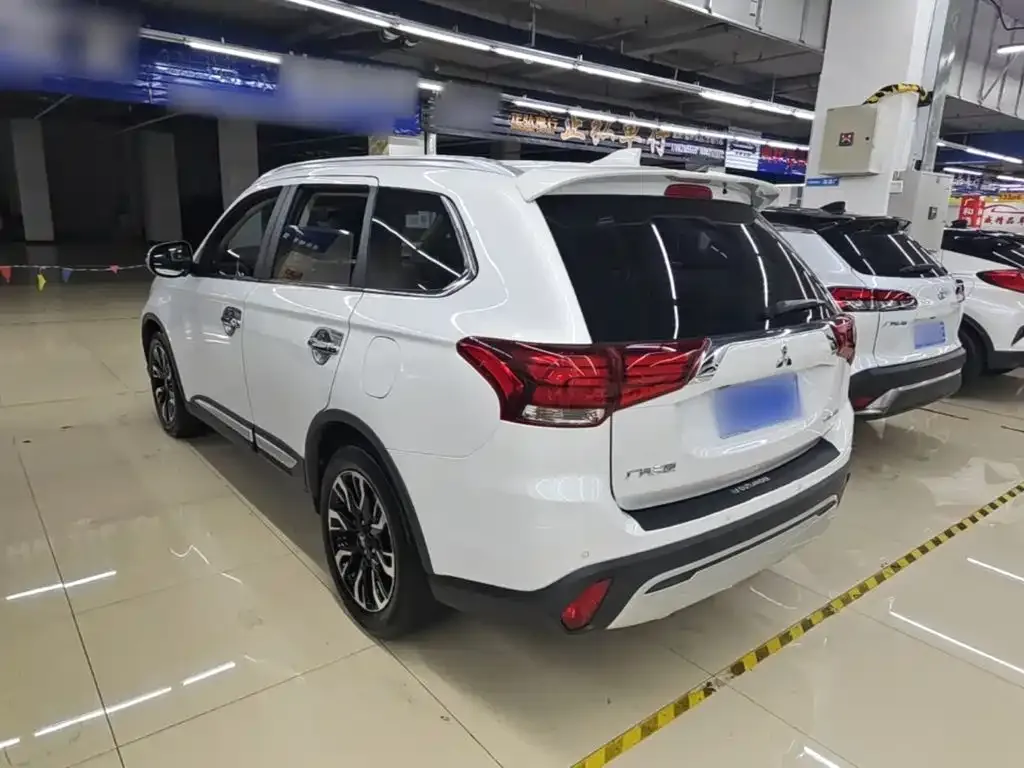 Mitsubishi Outlander — фото 4