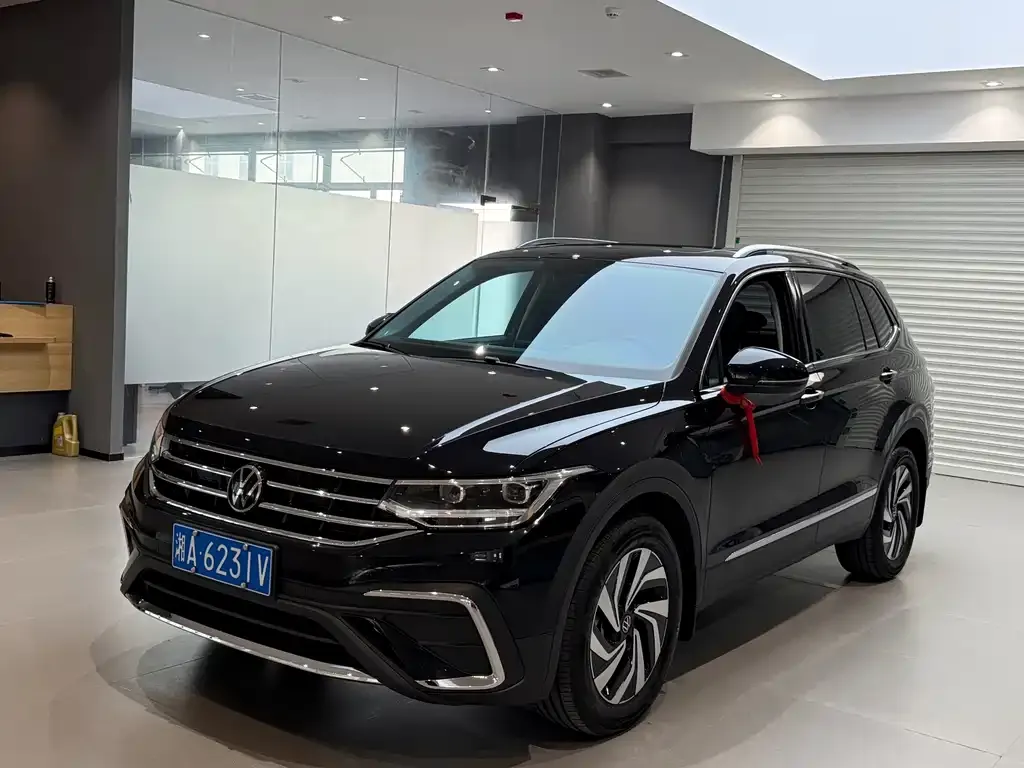 Volkswagen Tiguan L — фото 1