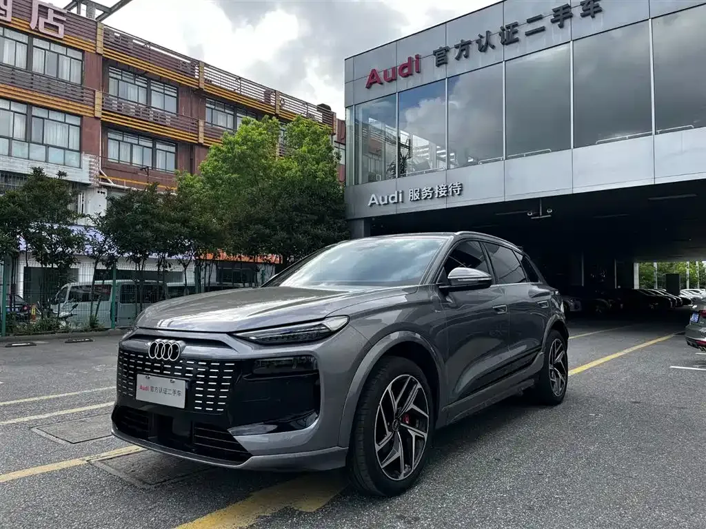 Audi Q6L e-tron — фото 1