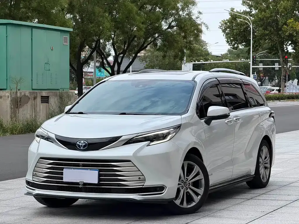 Toyota Sienna — фото 1
