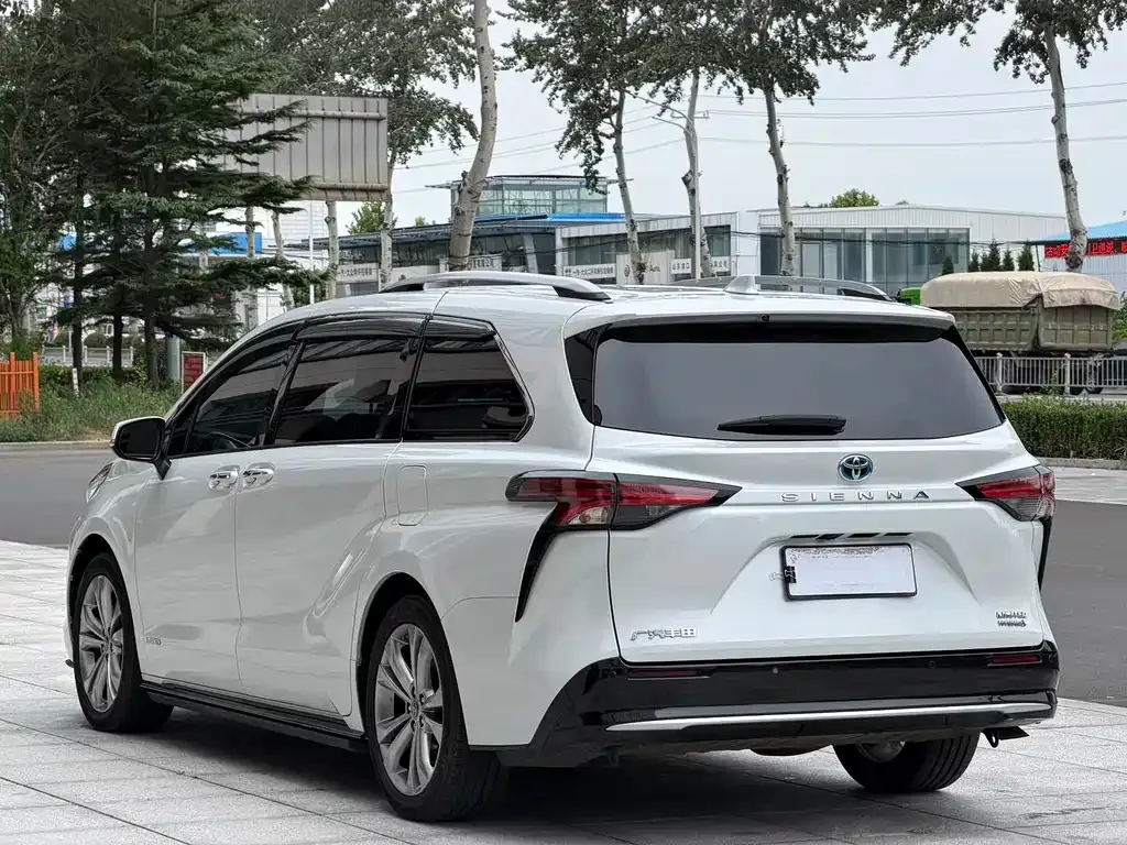Toyota Sienna — фото 10