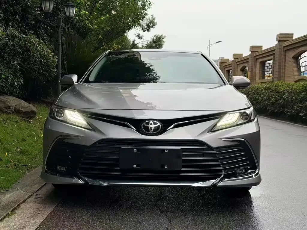 Toyota Camry — фото 1