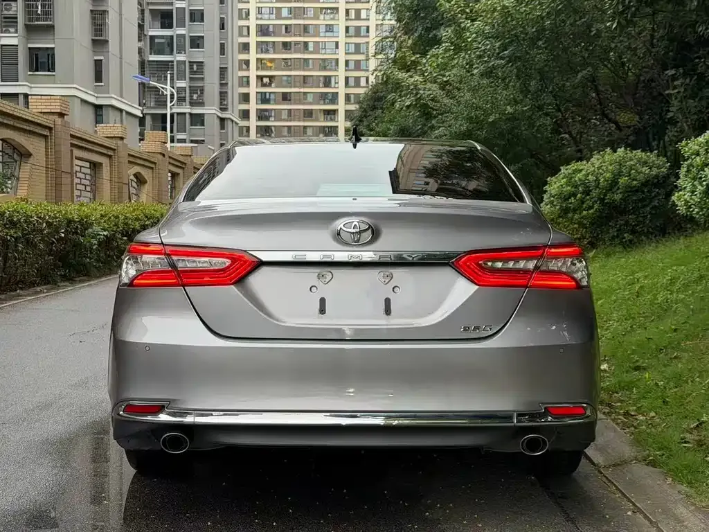 Toyota Camry — фото 2