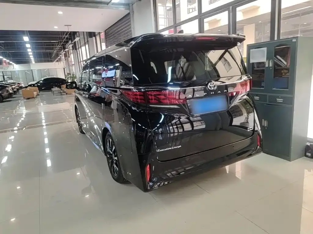 Toyota Alphard — фото 5
