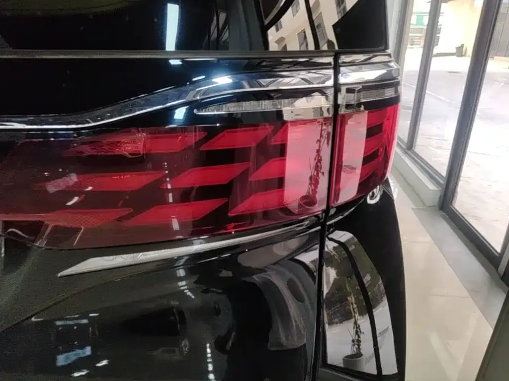Toyota Alphard — фото 7