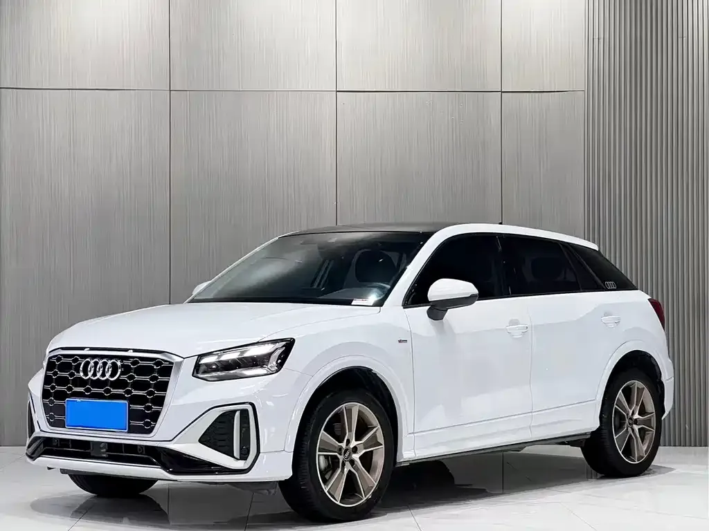 Audi Q2L — фото 1