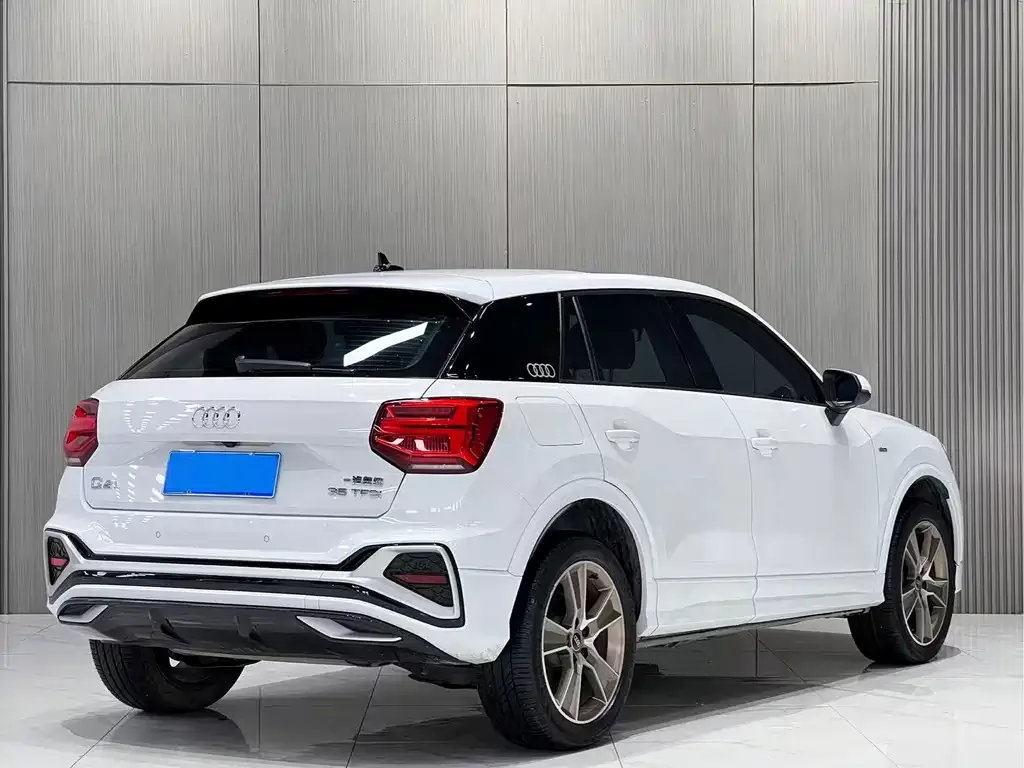Audi Q2L — фото 10