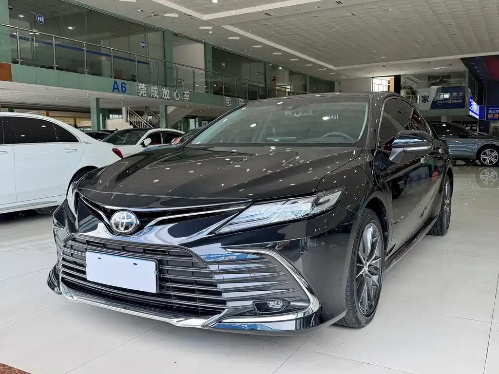 Toyota Camry — фото 1