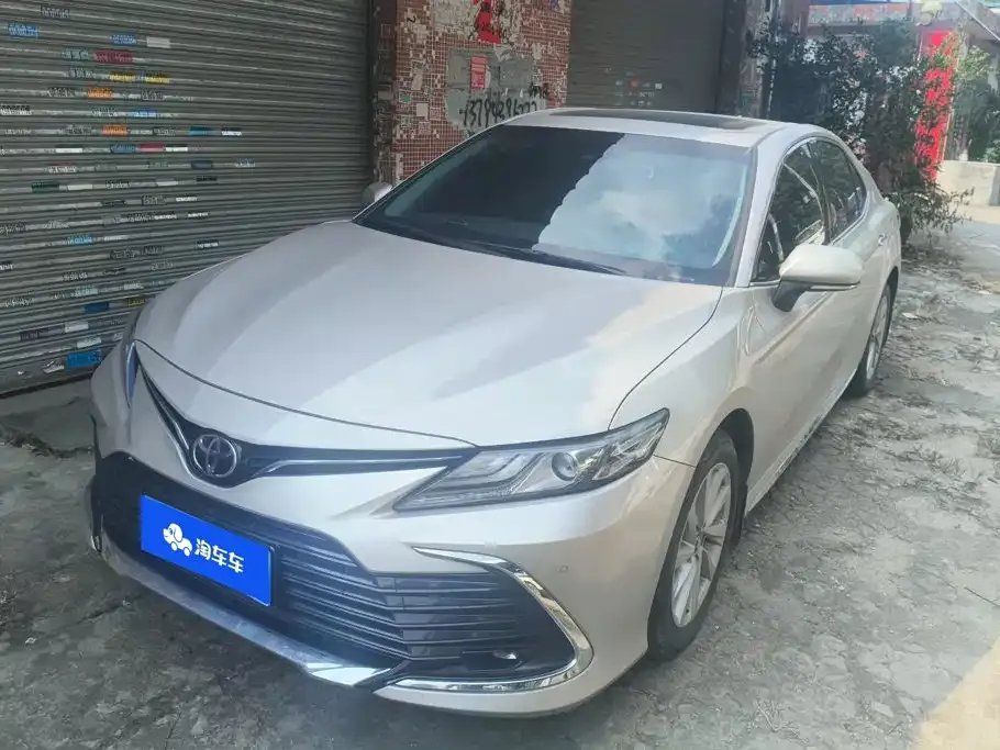 Toyota Camry — фото 1